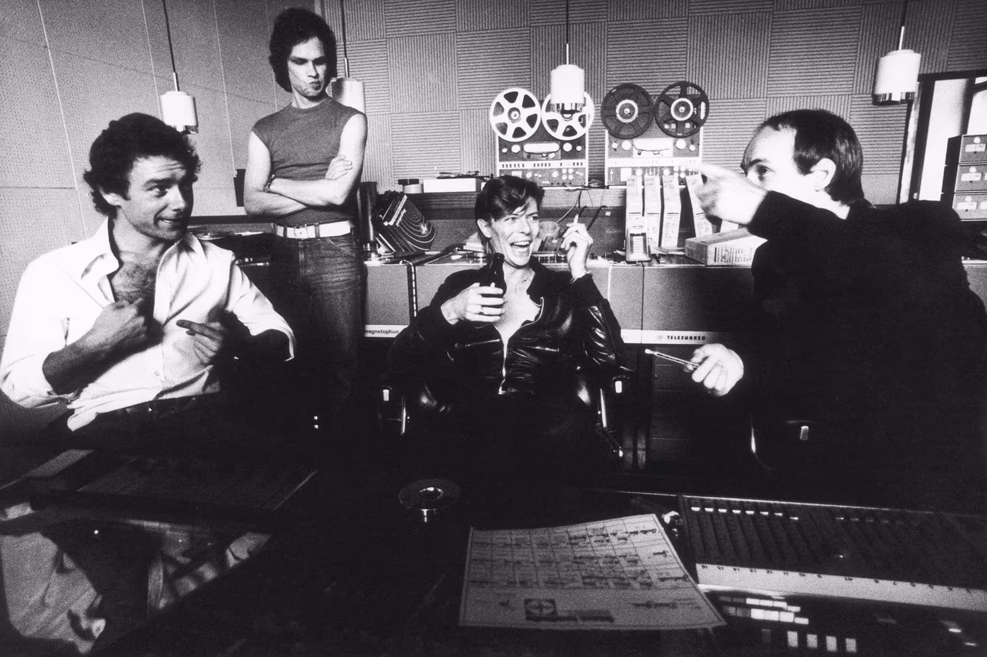 Bowie en el estudio Hansa con Robert Fripp (izquierda) y Brian Eno (derecha) en julio de 1977. Foto: Christian Simonpietri