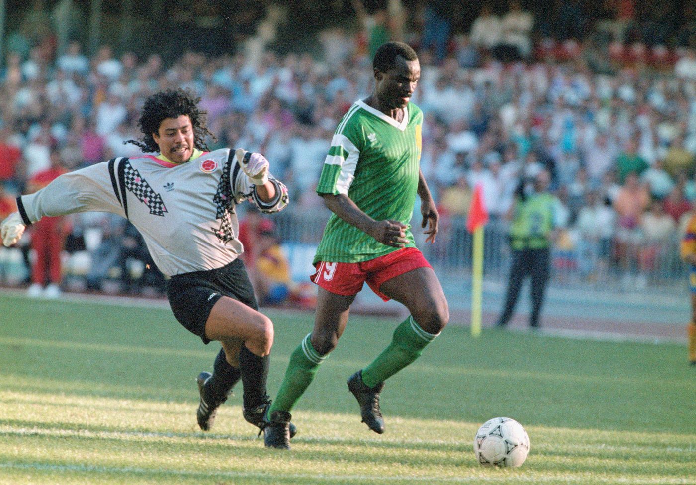 El camerunés Roger Milla, tras robarle la pelota a Higuita, camino de marcar a puerta vacía: el adiós de Colombia en Italia ’90. Foto: Allsport (Getty Images)