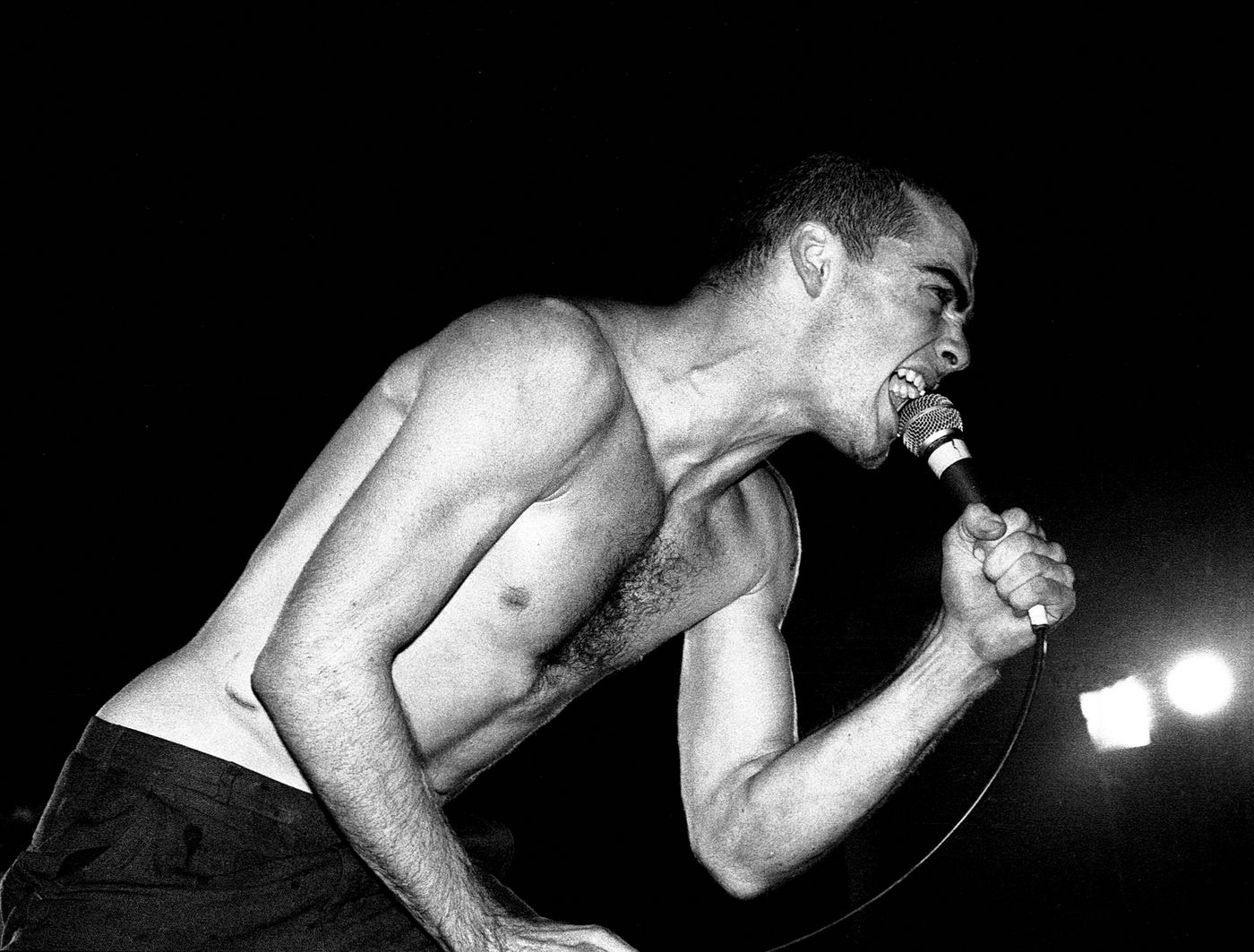 Henry Rollins, al frente de Black Flag, en 1981. Foto: Steve Rapport (Getty Images)
