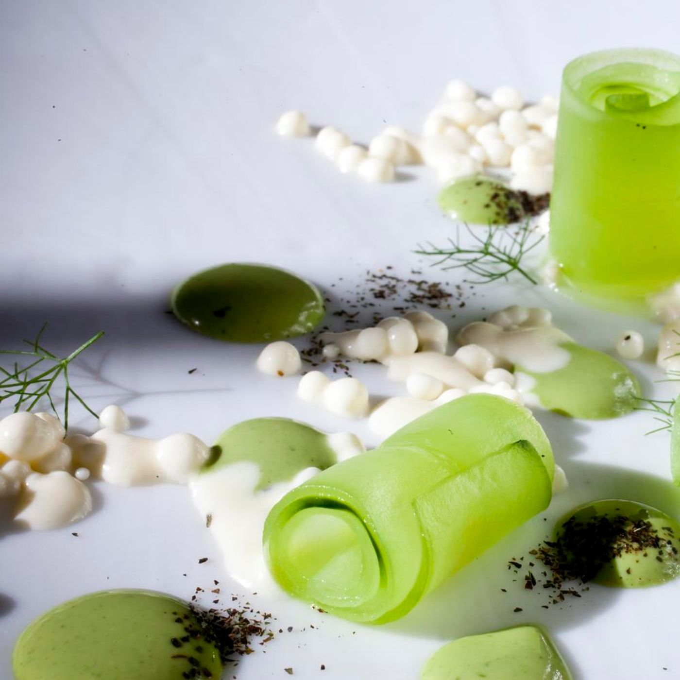 El Molino de Urdániz; nueva estrella verde 2024. Un plato muestra: pepino, ostras, hierbas y queso. Foto: Adolfo Lacunza (Guía Michelin)
