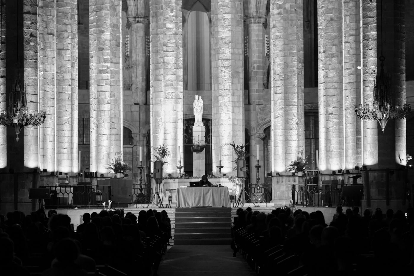 Actuando en la basílica de Santa Maria del Mar, en Barcelona, el 27 de mayo. Foto: Paco Amate
