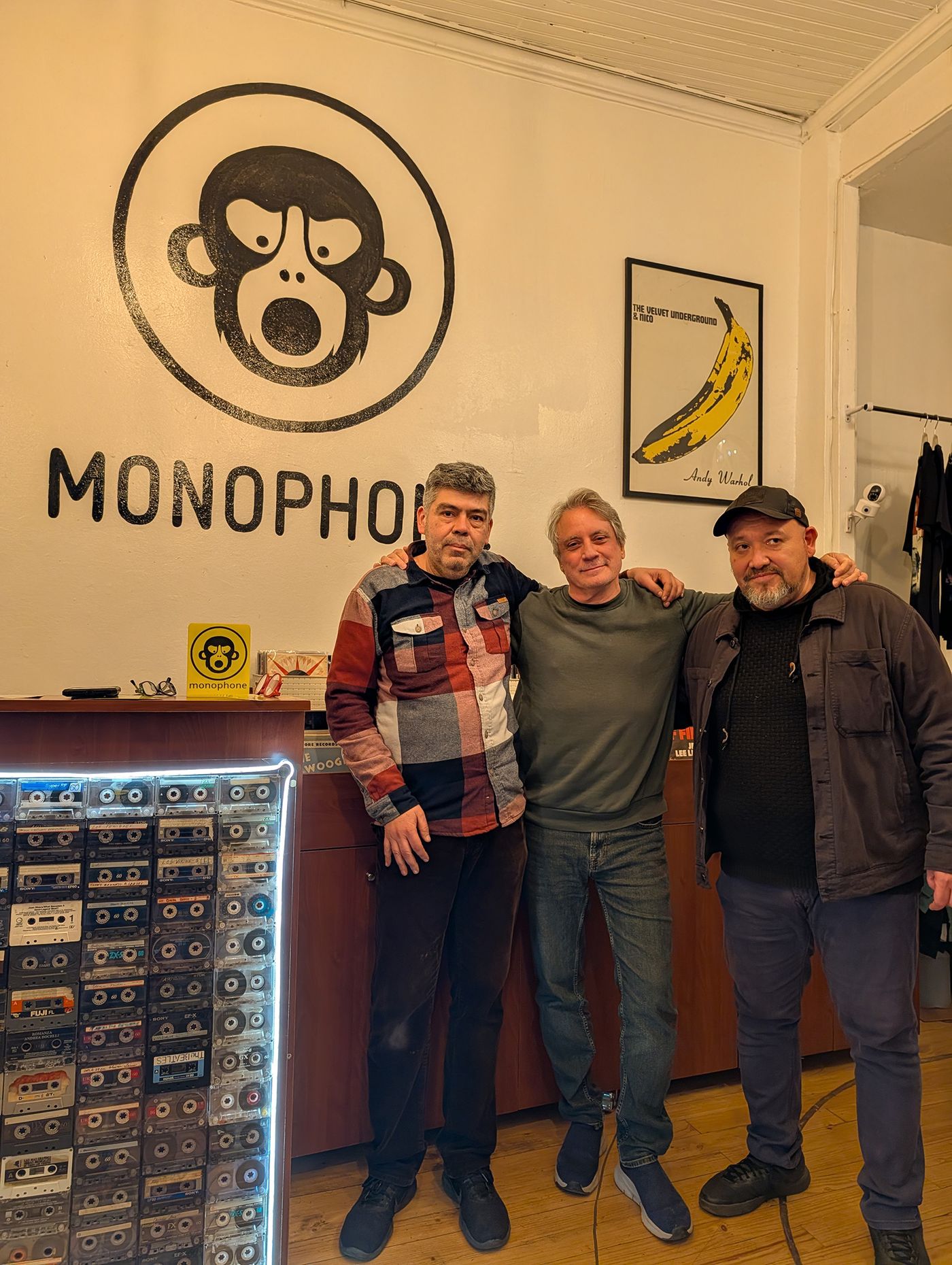 Con Juan Pablo Bastidas y Eduardo Lobos en la tienda de discos Monophone. Foto: Francesca Mir