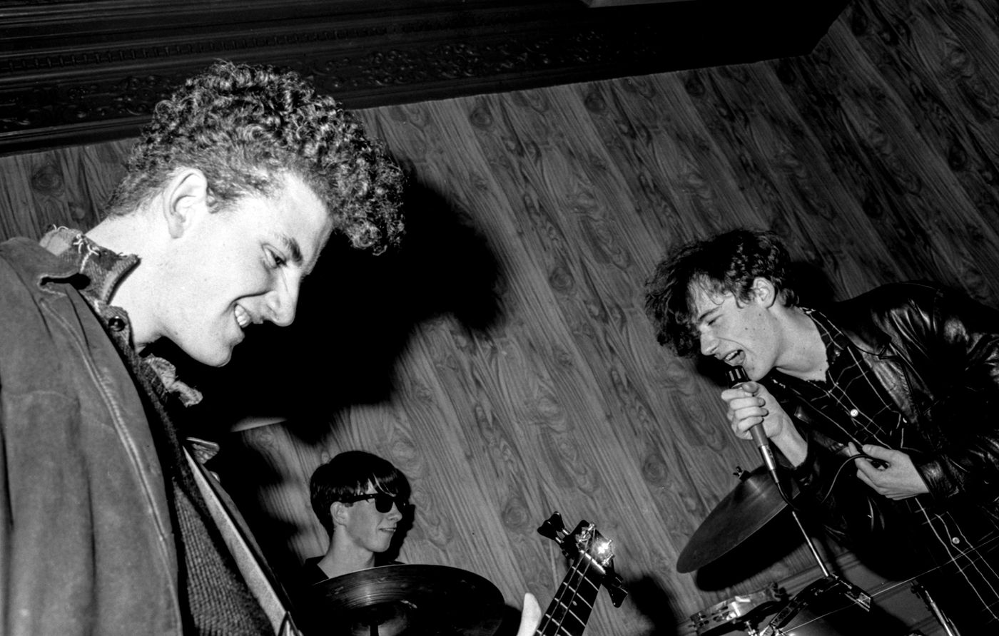 Douglas Hart al bajo, Bobby Gillespie a la batería y Jim Reid a la voz. Primer bolo de The Jesus & Mary Chain en Londes, en el pub The Three Johns. Fue el 3 de noviembre de 1984. Foto: Jane Simon (Getty Images)