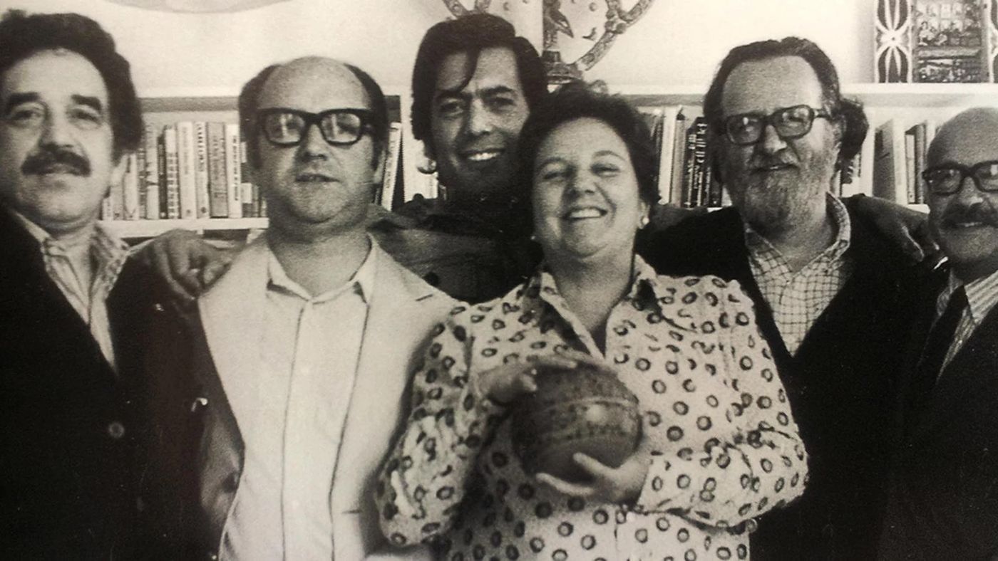 Carmen Balcells (en el centro) junto a (de izda. a dcha.) García Márquez, Jorge Edwards, Vargas Llosa, Donoso y Muñoz Suay en casa de la “superagente” (1974).