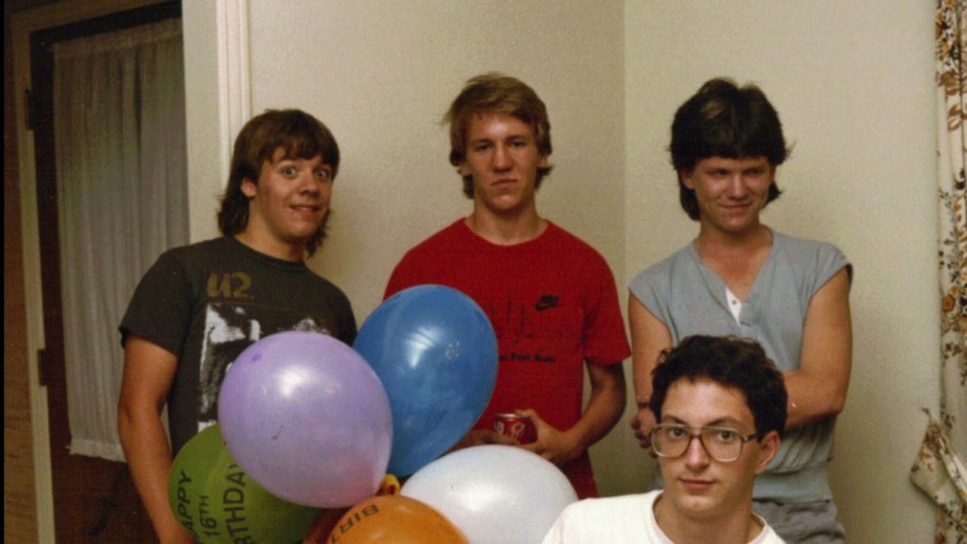 Elliott Smith (centro), serio, en sus años universitarios.