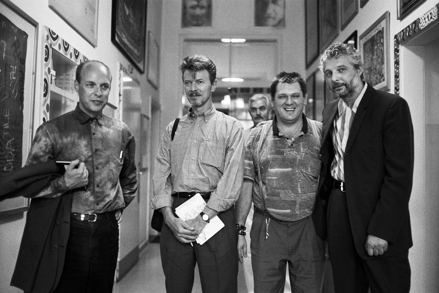 Brian Eno, David Bowie y los artistas austriacos Johann Garber y André Heller, en 1994, en la clínica psiquiátrica de Maria Gugging, en las afueras de Viena.