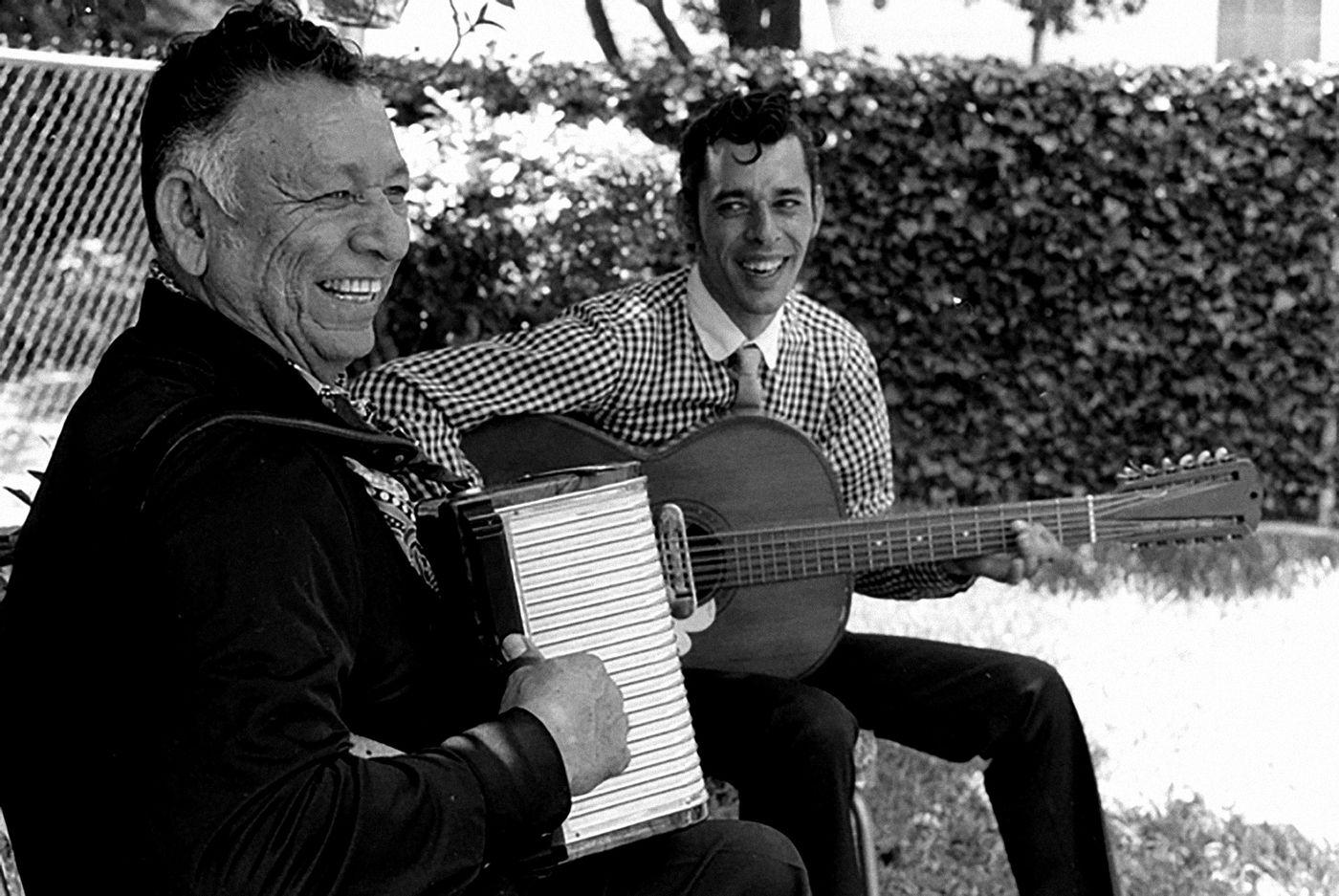 Santiago Jiménez Sr. y Flaco Jiménez, padre e hijo. Foto: Chris Strachwitz (Arhoolie Foundation)
