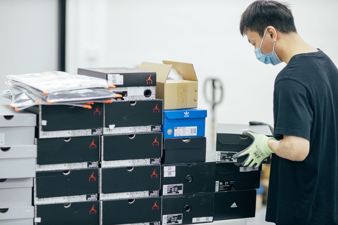  Imagen del centro de autentificación de StockX en Hong Kong. Foto: StockX
