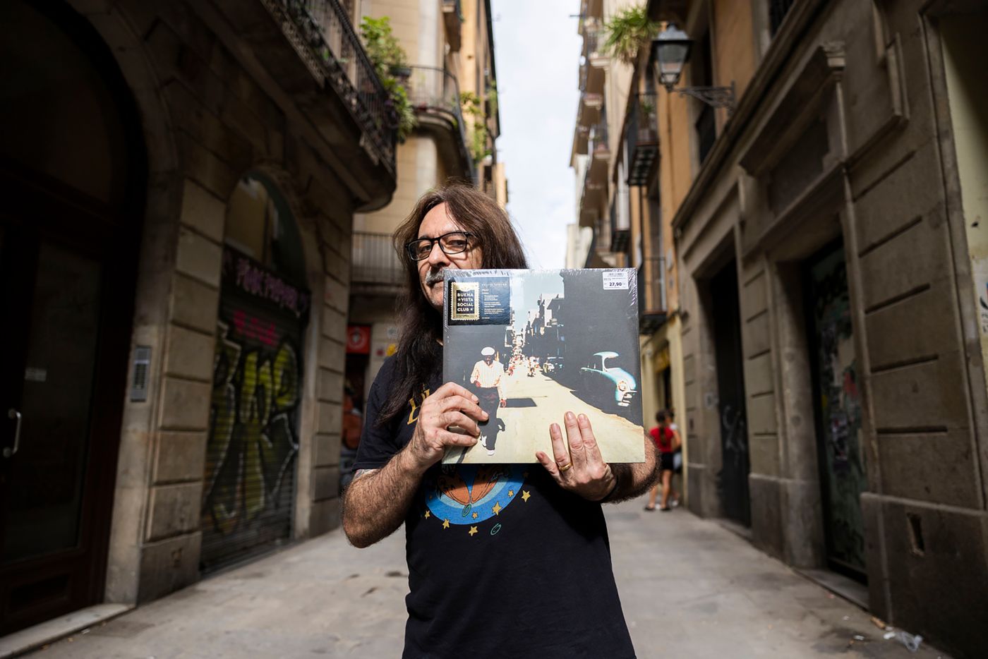 Jesús, el vinilo de “Buena Vista Social Club” y la calle Tallers de Barcelona. Foto: Marina Tomàs
