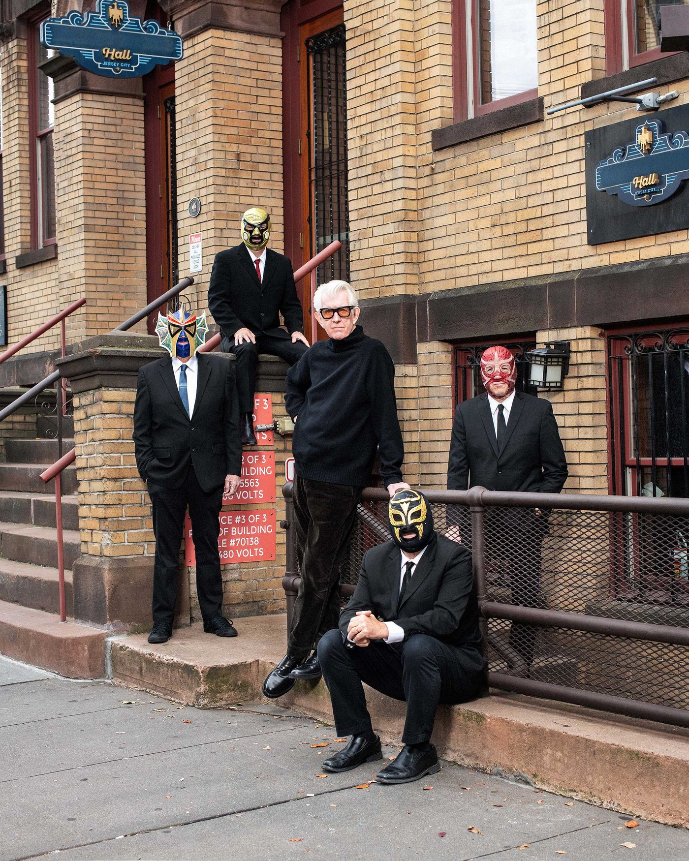 Mr. Lowe con Los Straitjackets.