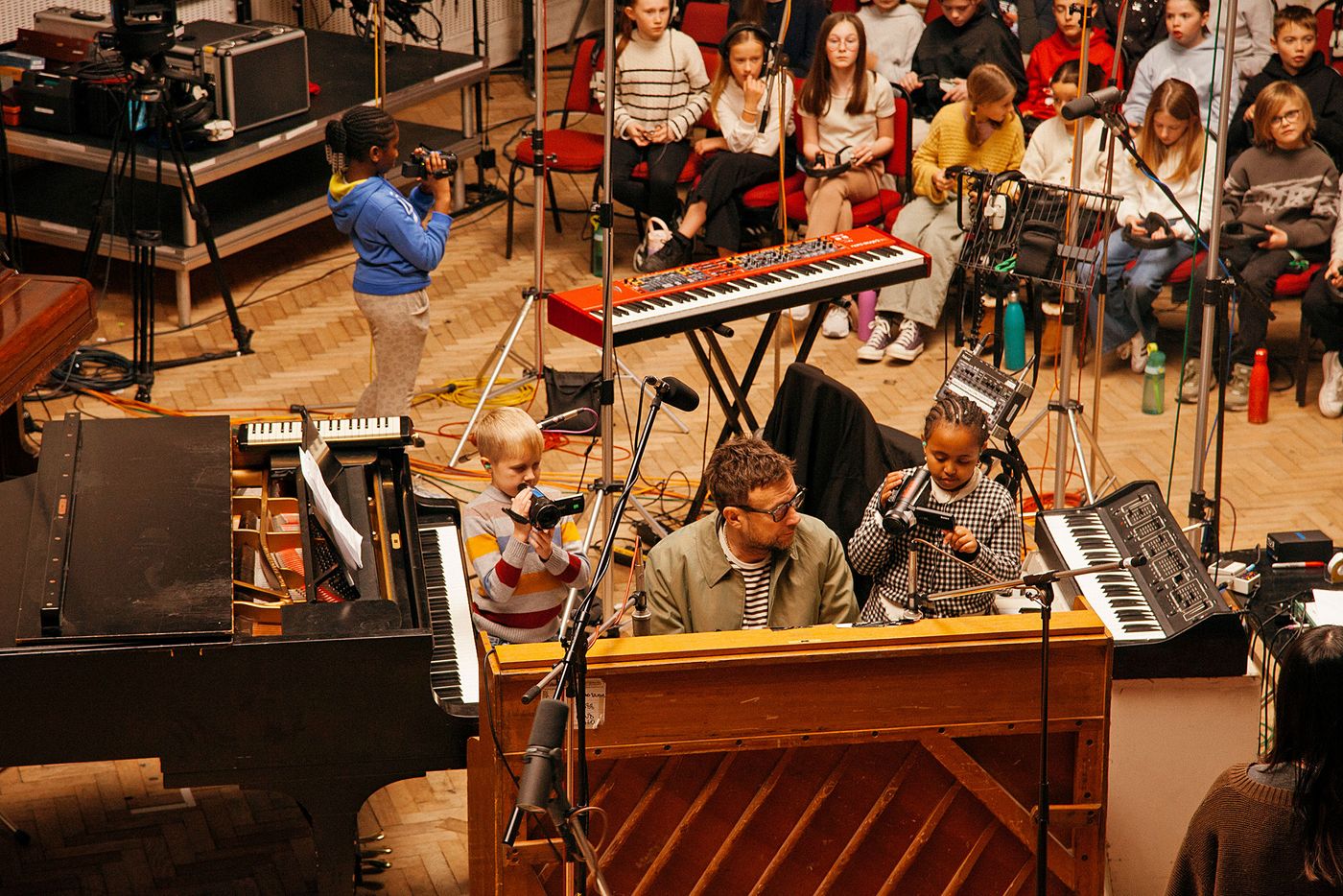 Damon Albarn, rodeado por los niños y niñas del coro. Foto: Adama Jalloh