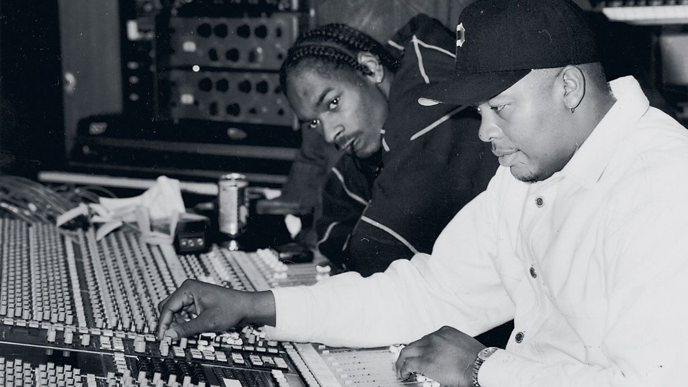 Dr. Dre y Snoop Doggy Dogg: el éxito global del hip hop llegó con “The Chronic”.