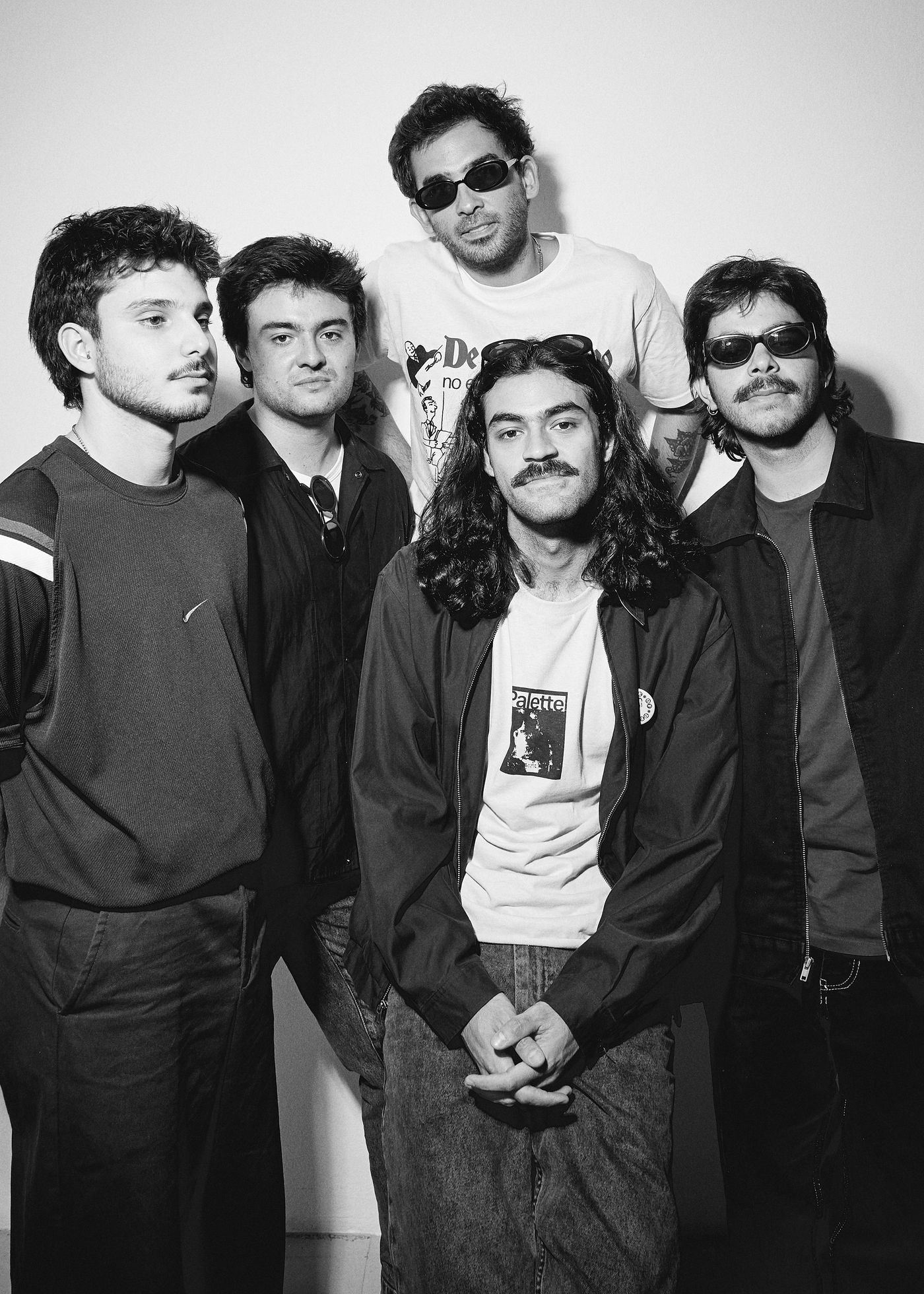 Melcochas: Gerard Estarellas (guitarra), Igna Boneu (teclados, percusión), Felipe Morell (batería), Felipe Añez (guitarra y voz) y Sebas Prado (bajo). 