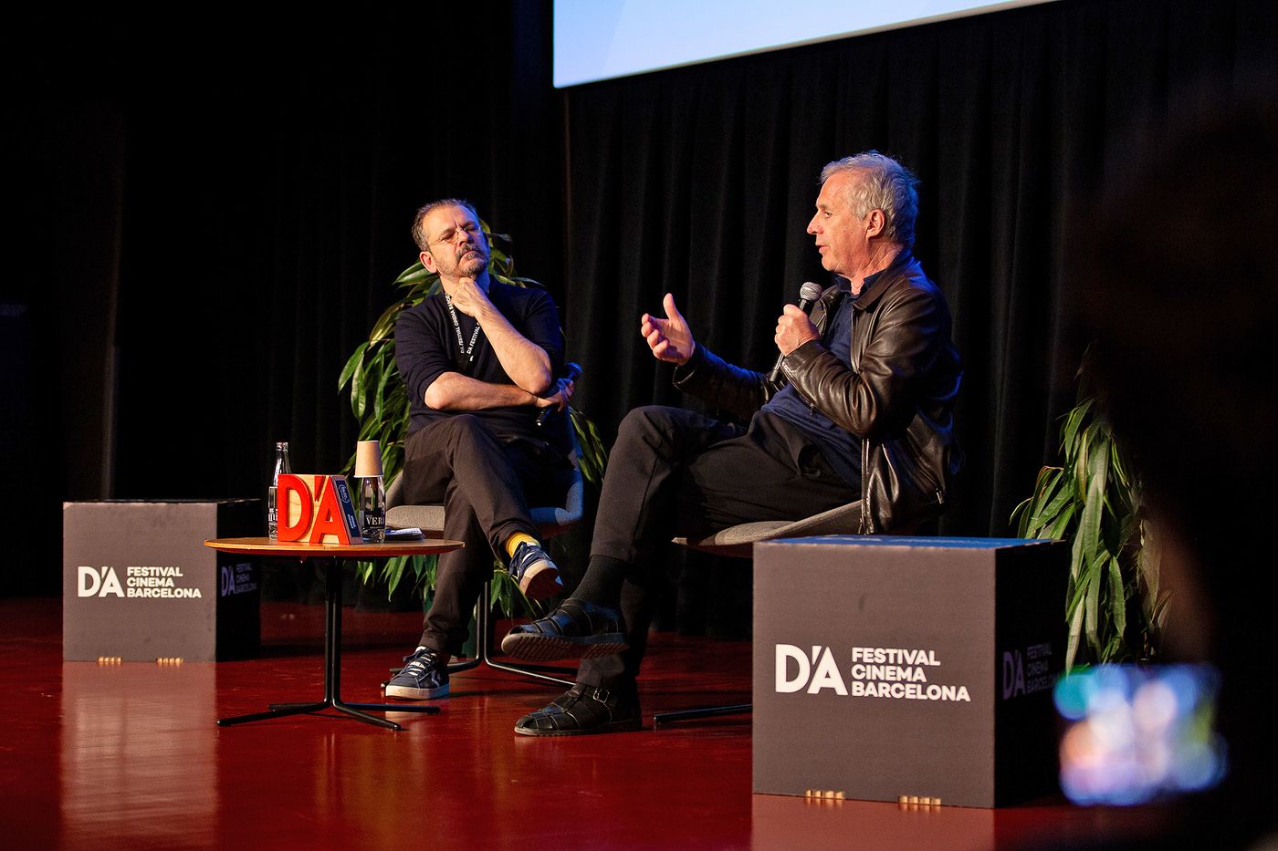 Dumont charlando con el periodista Philipp Engel (colaborador de Rockdelux) en el pasado D’A Film Festival. Foto: Gerardo Diego García