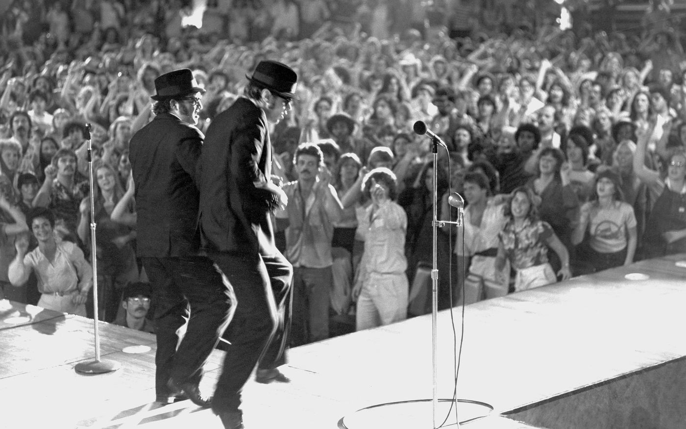 En el Hollywood Palladium, los Blues Brothers en acción. Foto: John Landis Collection