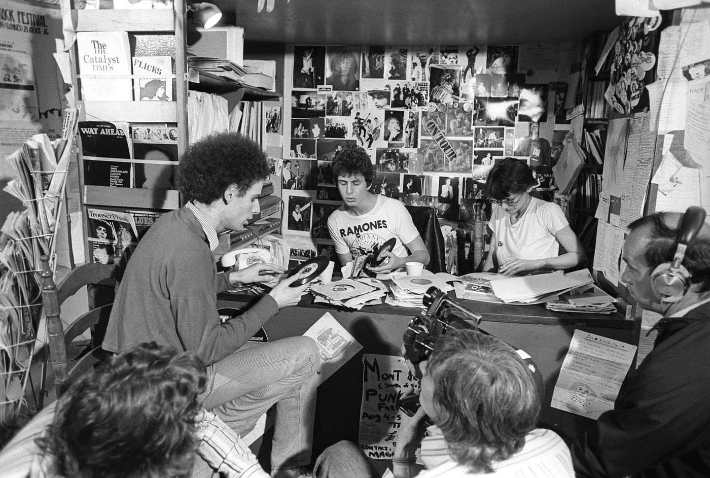Geoff Travis (izquierda) en Rough Trade, en 1977. Foto: Erica Echenberg (Getty Images)