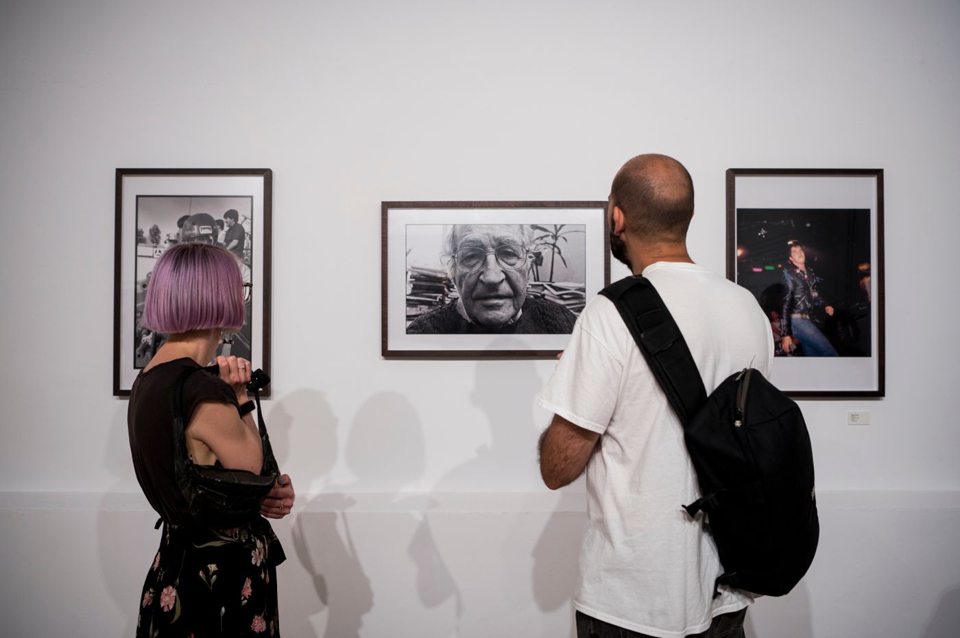 Bárbara Masiá (Microminds) y Eric Altimis (Serpent) observando el retrato de Noam Chomsky. Foto: Jordi Vidal