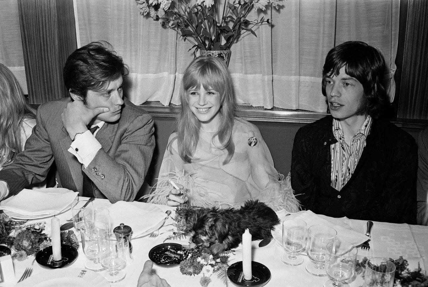 Alain Delon, Marianne Faithfull y Mick Jagger, en 1967: preparando “La chica de la motocicleta” (Jack Cardiff, 1968). Foto: Express / Hulton Archive (Getty Images)