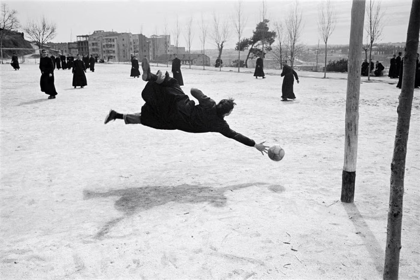Curas futboleros en Madrid, en 1957. Foto de Ramón Masats.