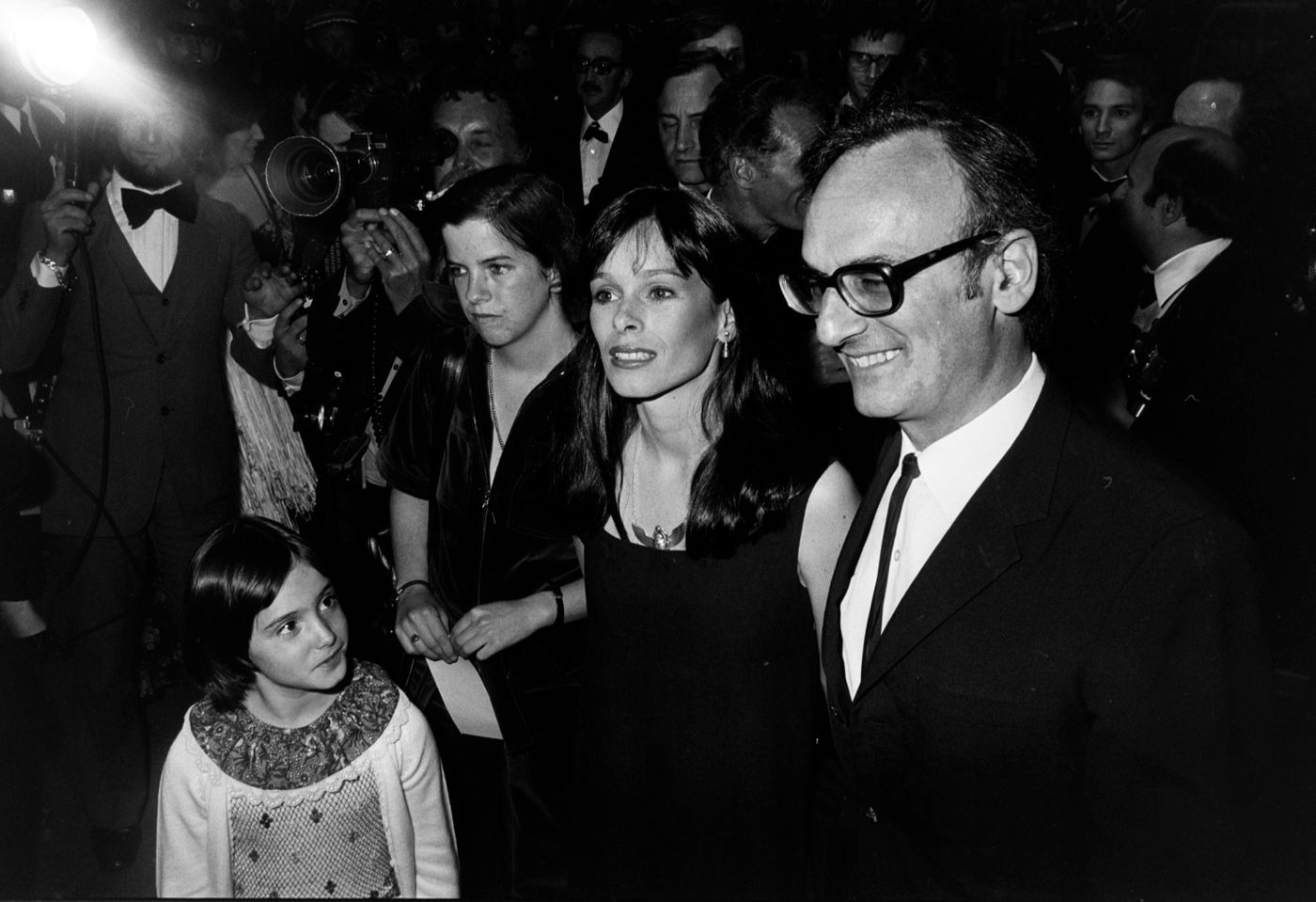 En 1976, en el festival de Cannes, con Ana Torrent y Geraldine Chaplin. Premio del Jurado por “Cría cuervos”. Foto: Guy Marineau (Getty Images)