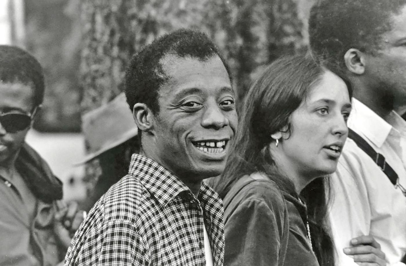 James Baldwin junto a Joan Baez manifestándose en Selma, 1965. Colección de Smithsonian National Museum Of African American History And Culture. Foto: James Karales