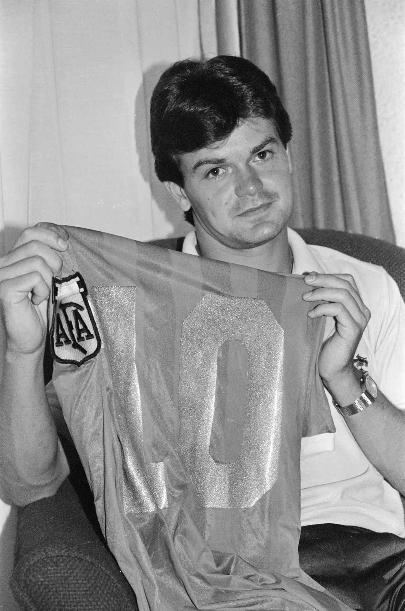 Steve Hodge con el mayor trofeo que jamás conquistó.