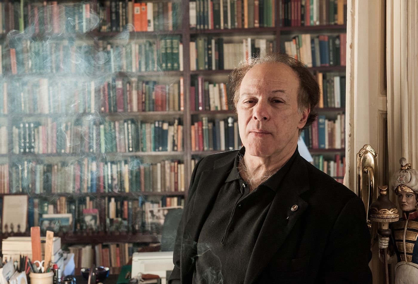 Javier Marias, entre libros y humo, en 2017. Foto: Quim Llenas (Getty Images)
