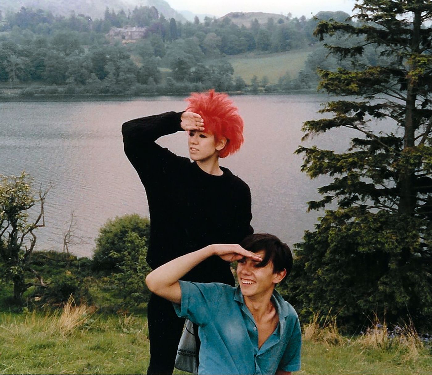“Chris (Acland) y yo en el Distrito de los Lagos contemplando las hermosas vistas y el futuro”.