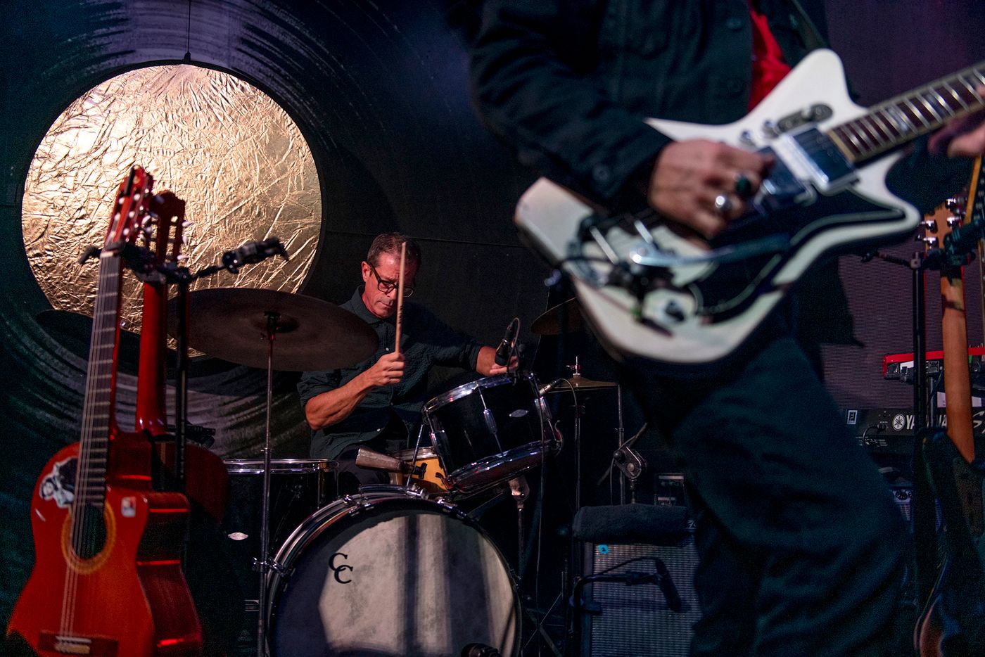 Las baquetas de John Convertino, la guitarra de Joey Burns. Foto: Alfredo Arias