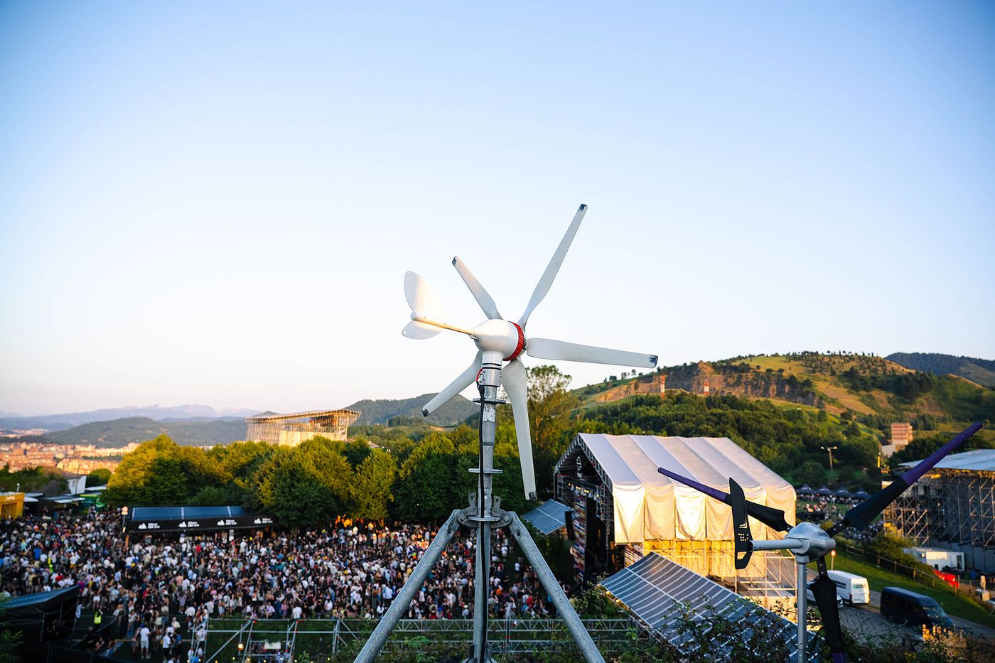 Aerogenerador y placas solares en Bilbao BBK Live.
