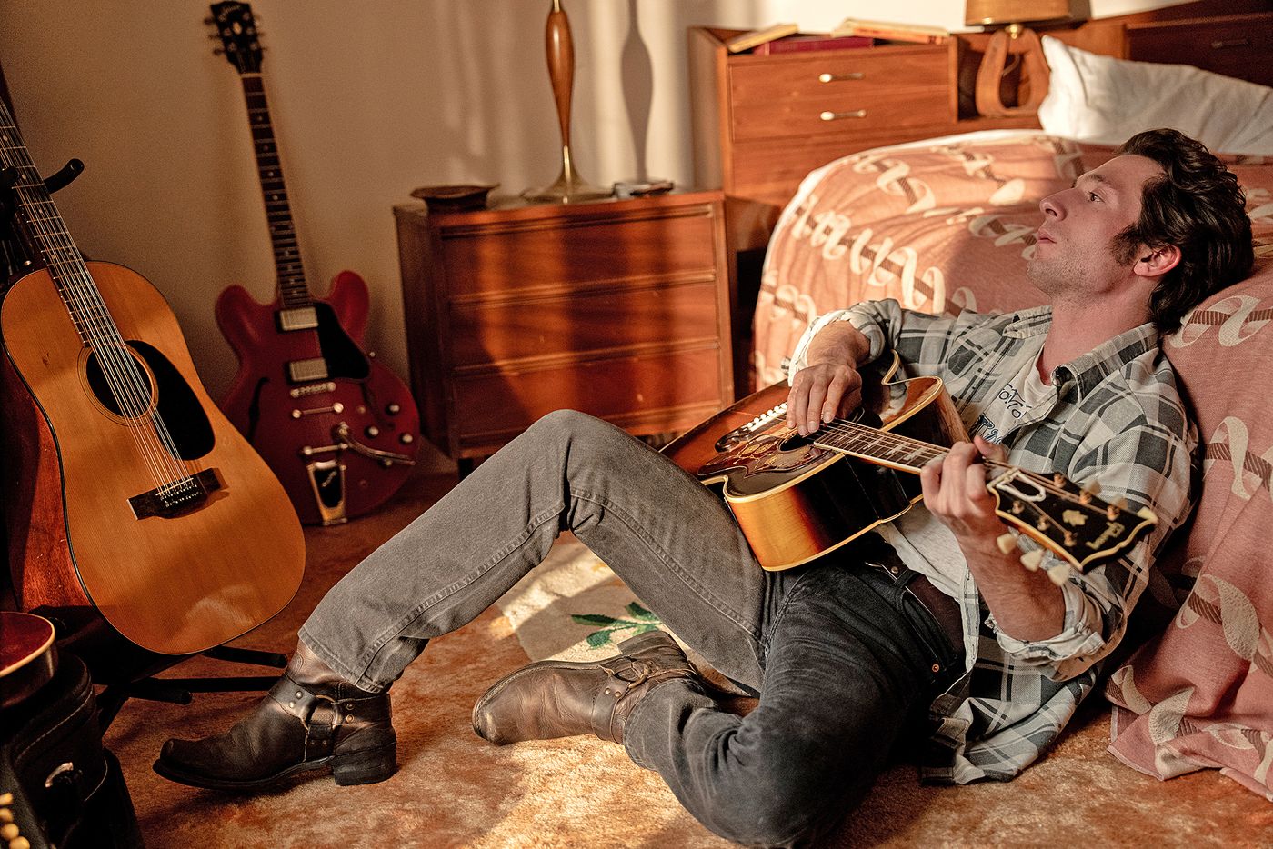 Jeremy Allen White cocinando Springsteen a fuego lento.