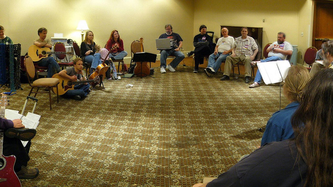 Reunión de un círculo de filk music. Foto: Tony Fabris
