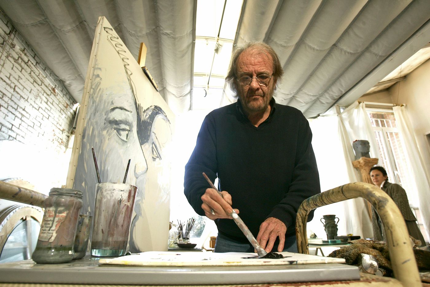 Luis Eduardo Aute, en su faceta de pintor, en 2008. Foto: Europa Press (Getty Images)