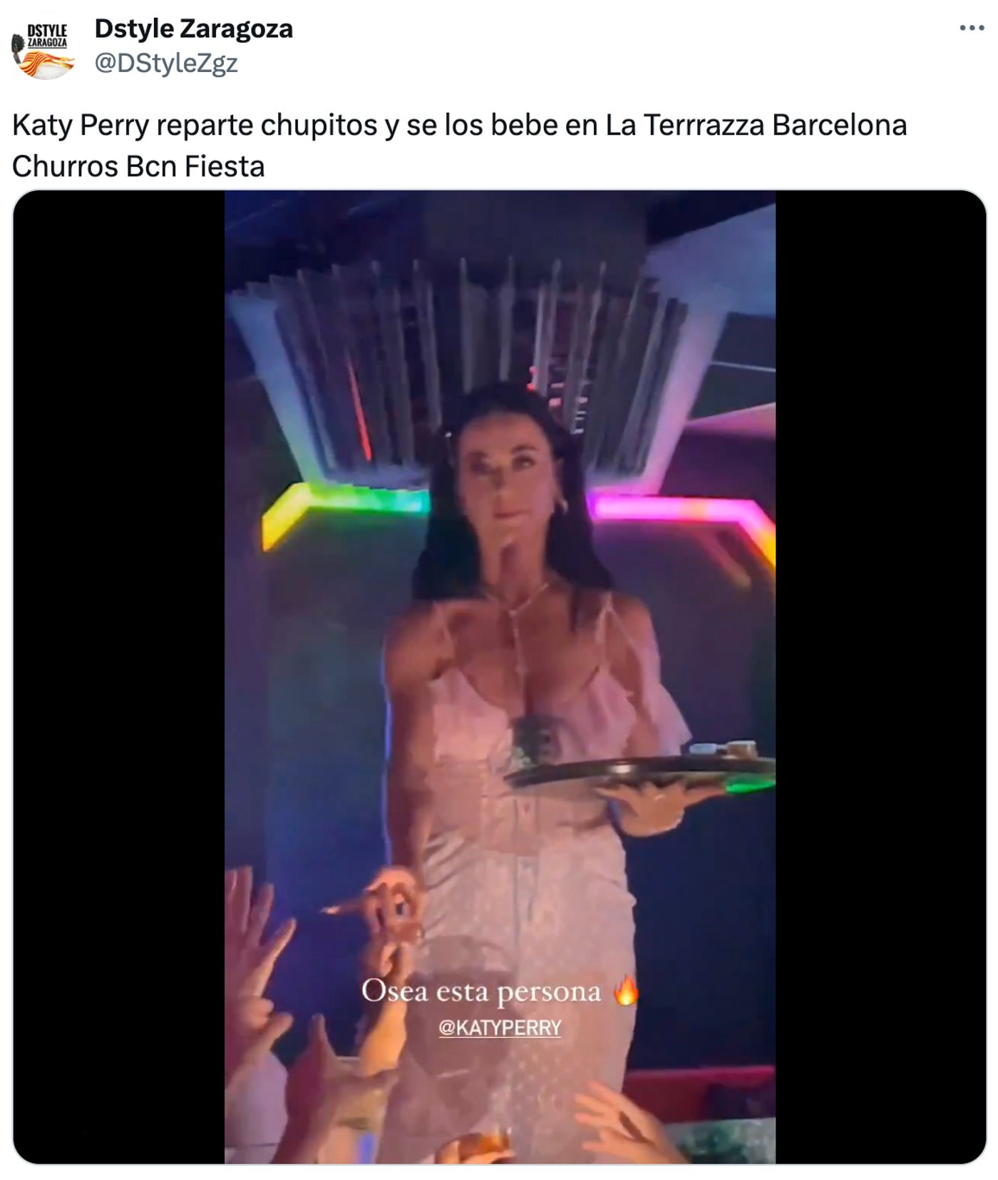 Katy repartiendo chupitos La Terrrazza de Barcelona.<a href="https://x.com/DStyleZgz/status/1815186902103855170" target="_blank"> Ver tuit </a>