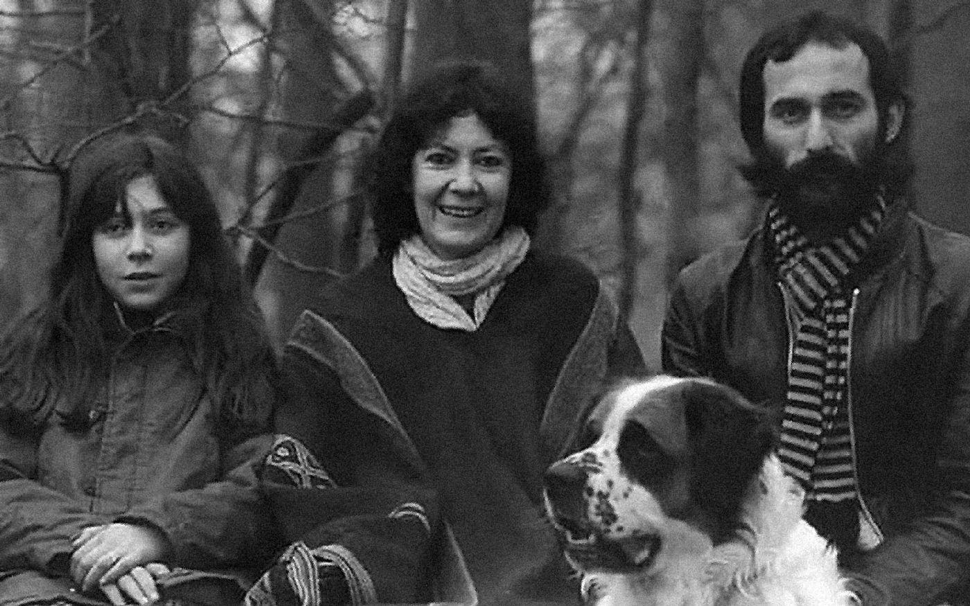 Juanita Parra con su madre, Kena, y su padre, Gabriel. Foto: Archivo Los Jaivas