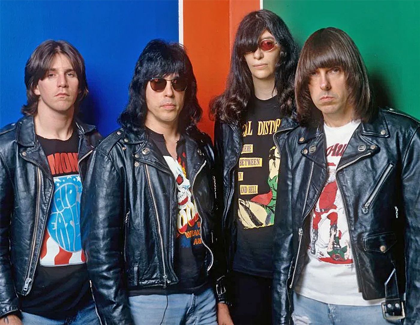 Ya con C. J. Ramone (izquierda), protagonista (como bajista) en el vídeo.