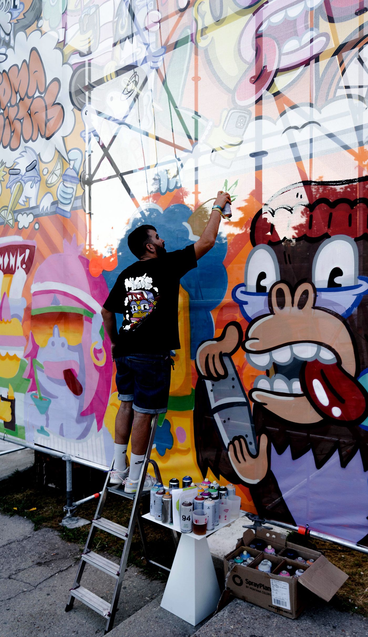 El artista callejero Juay y su mono coctelero.