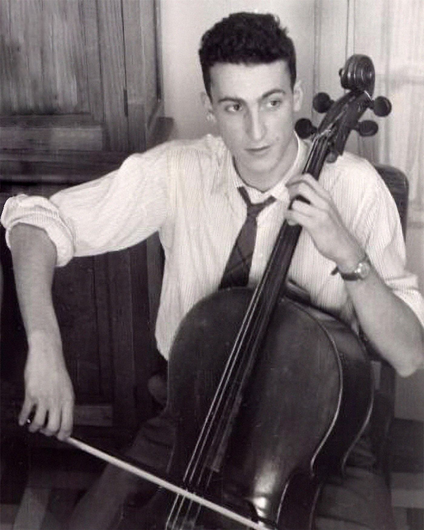 A los mandos del violonchelo.