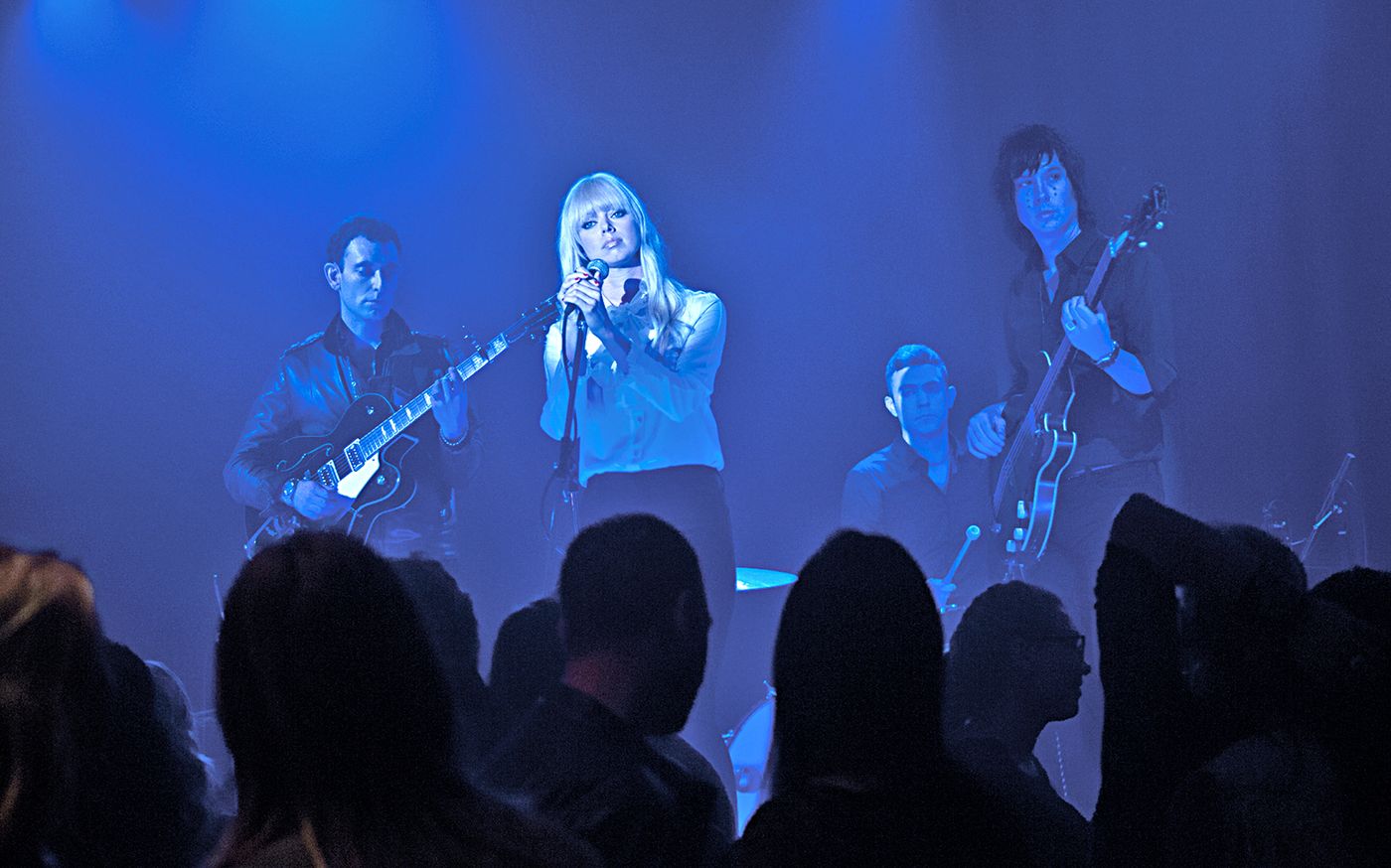 Chromatics interpretan “Shadow” (ep. 2) y “Saturday” (ep.12).