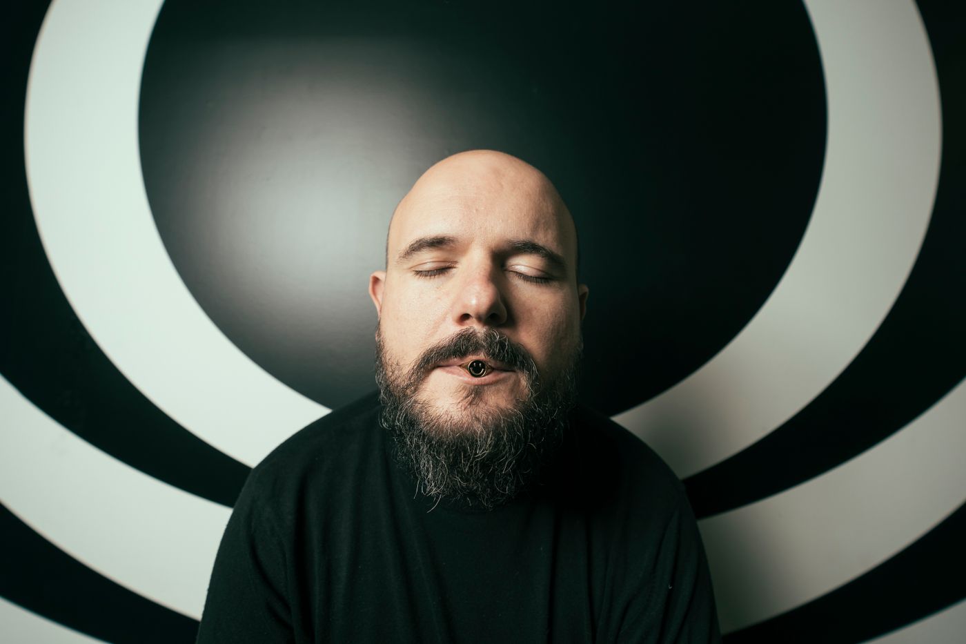 Invocando espíritus perdidos. Foto: Sergio Albert