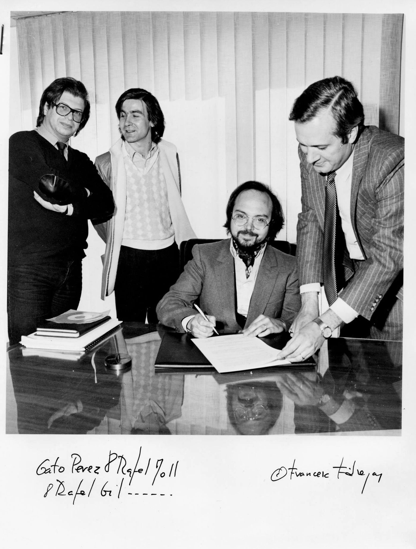 En la firma el contrato de EMI con Gato Pérez, en 1981. Foto: Francesc Fàbregas