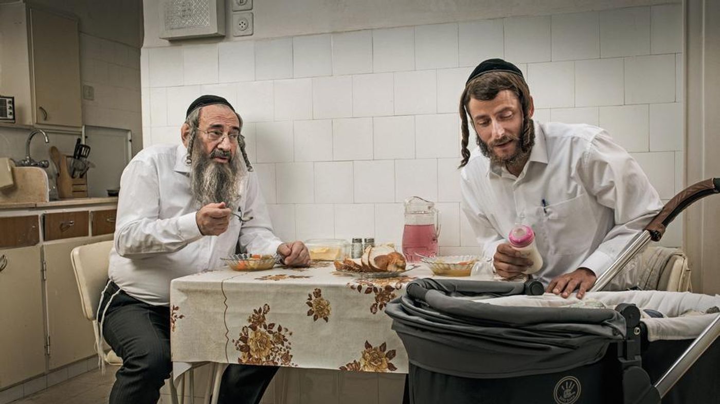 “Shtisel”: relacionarse en la mesa.