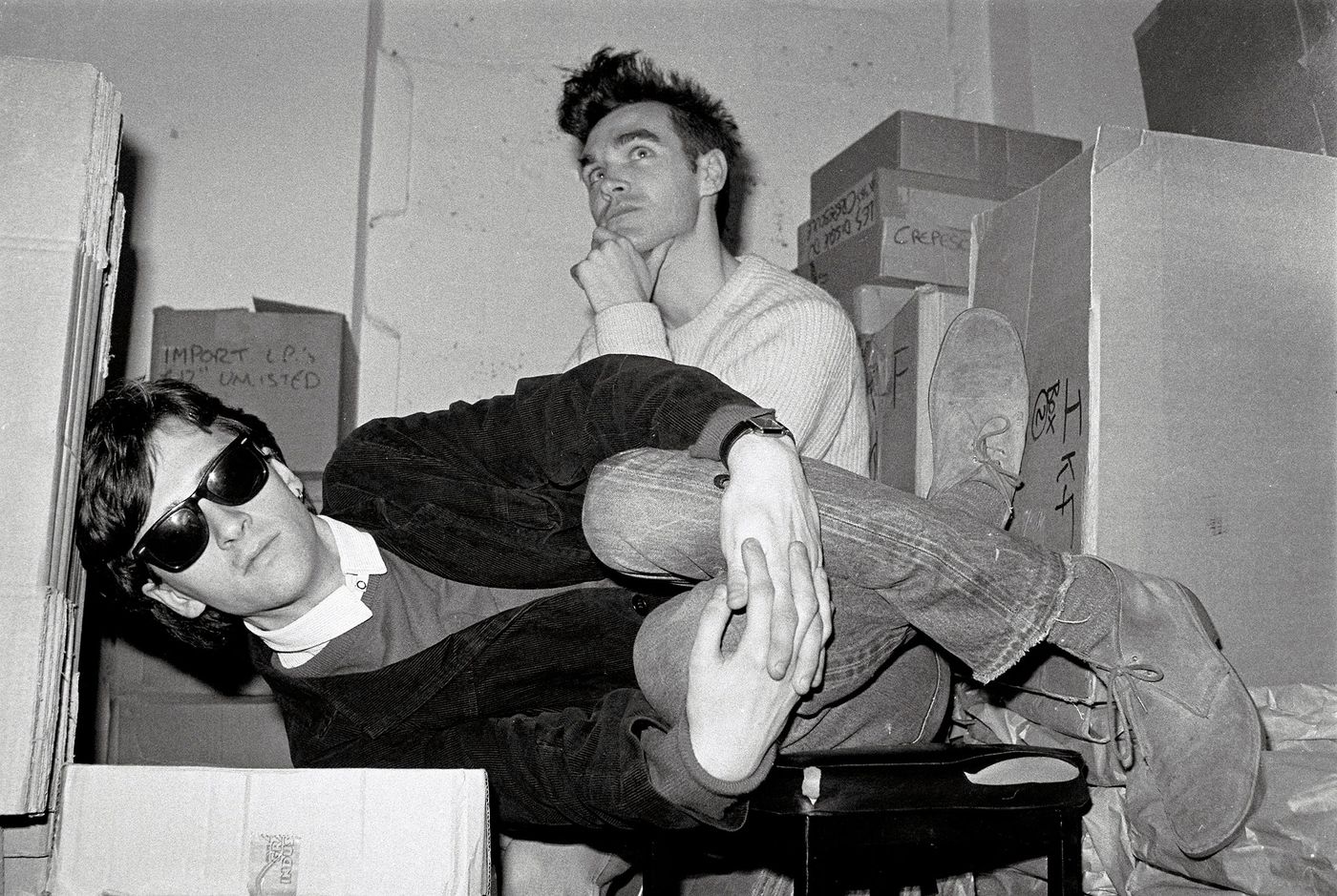 Johnny Marr y Morrissey en el almacén de Rough Trade, 1983. Foto: Clare Muller (Getty Images)