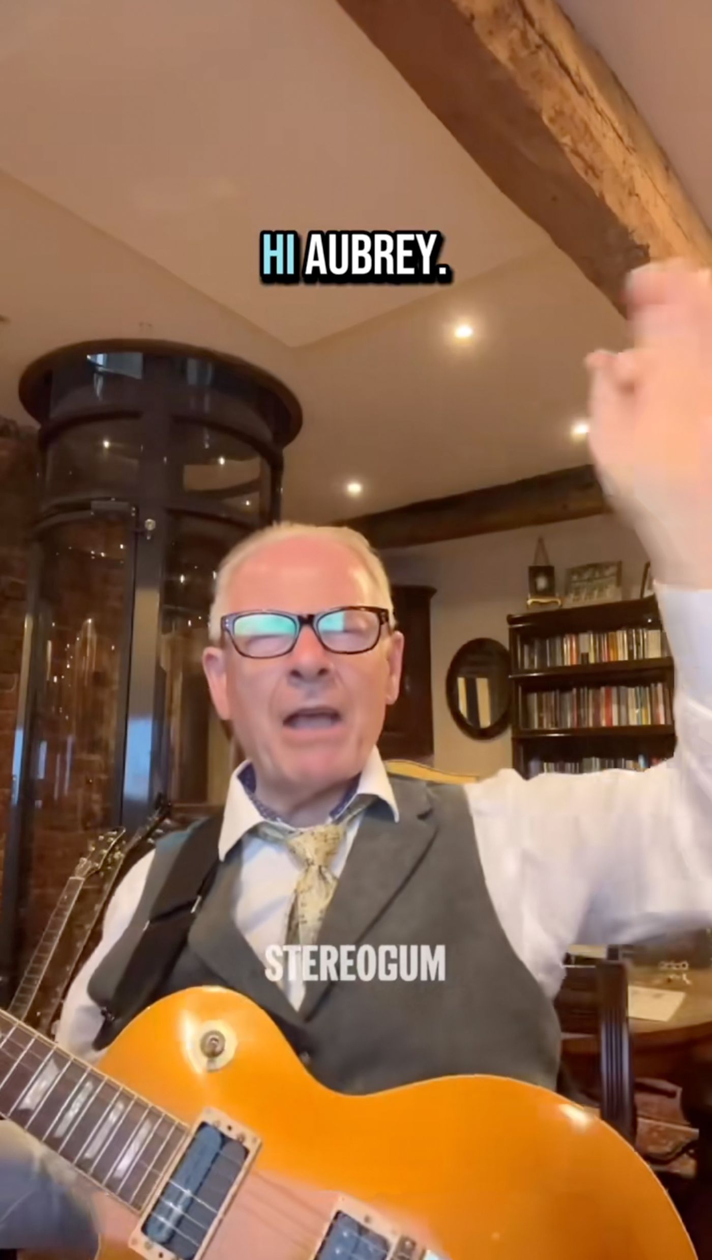 Robert Fripp ataca a Drake.<a href="https://www.tiktok.com/@stereogum/video/7524778829127240990" target="_blank"> Ver en  TikTok </a>