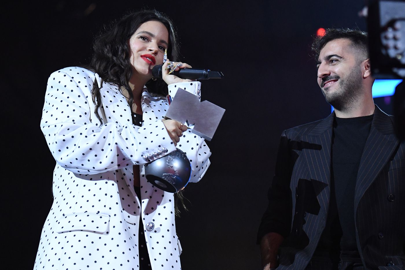  Rosalia con El Guincho  en Sevilla (2019) en la gala de MTV Europe Music Award. Foto: Jeff Kravitz / FilmMagic (Getty Images)