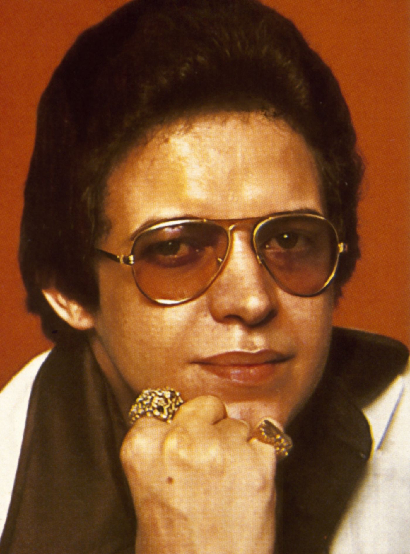 “Yo soy el cantante / Y mi negocio es cantar / A los que me siguen / Mi cancion vine a brindar. / Yo soy el cantante / Muy popular donde quiera / Pero cuando el show se acaba / Soy otro humano cualquiera”.