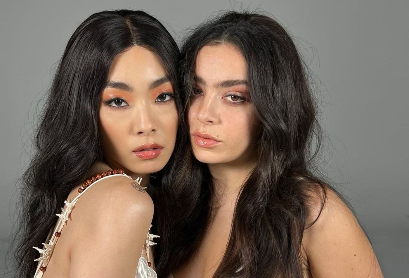 Charli XCX con Rina Sawayama.