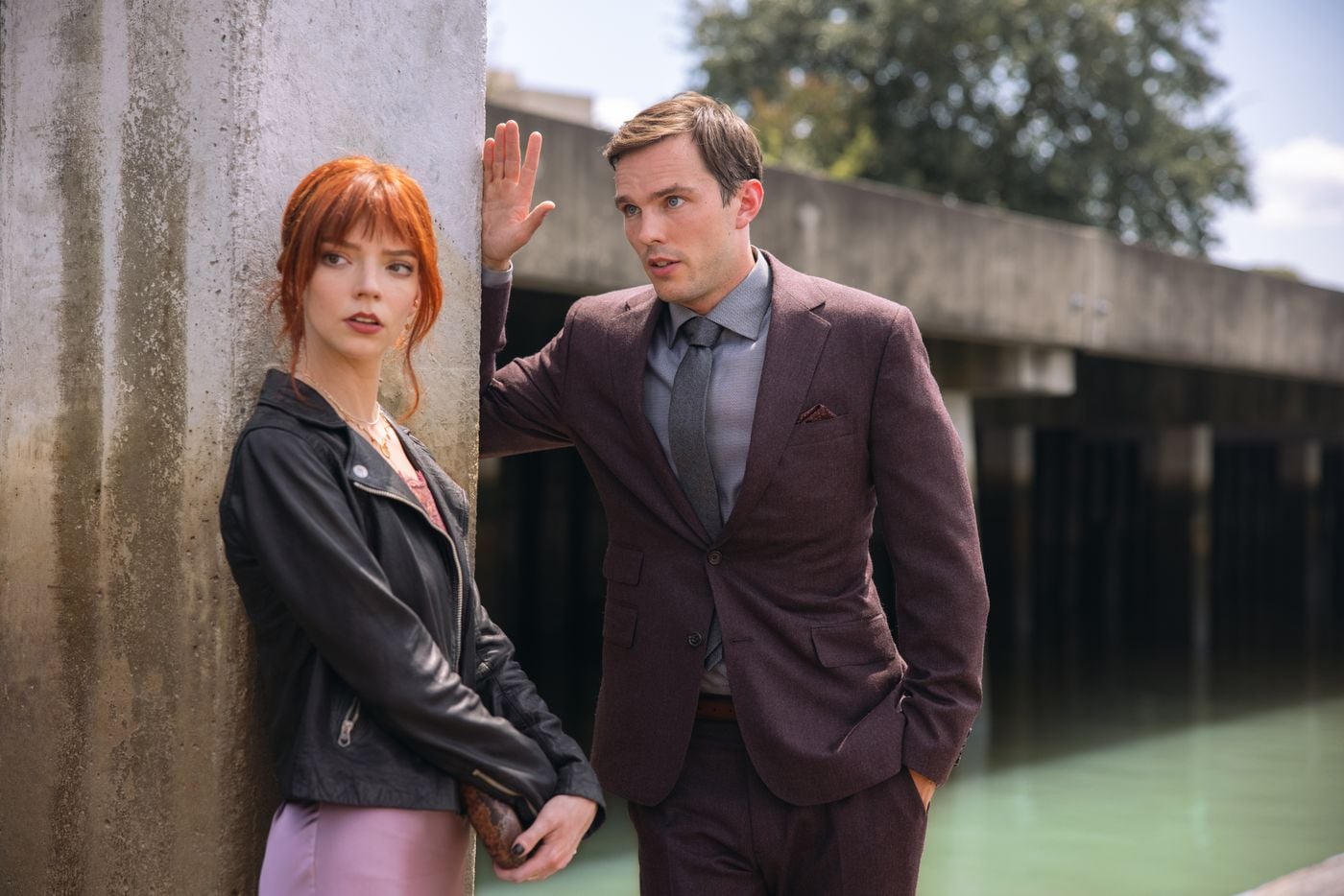 Margot (Anna Taylor Joy), acompañante sorpresa del insoportable “foodie” Tyler (Nicolas Hoult).