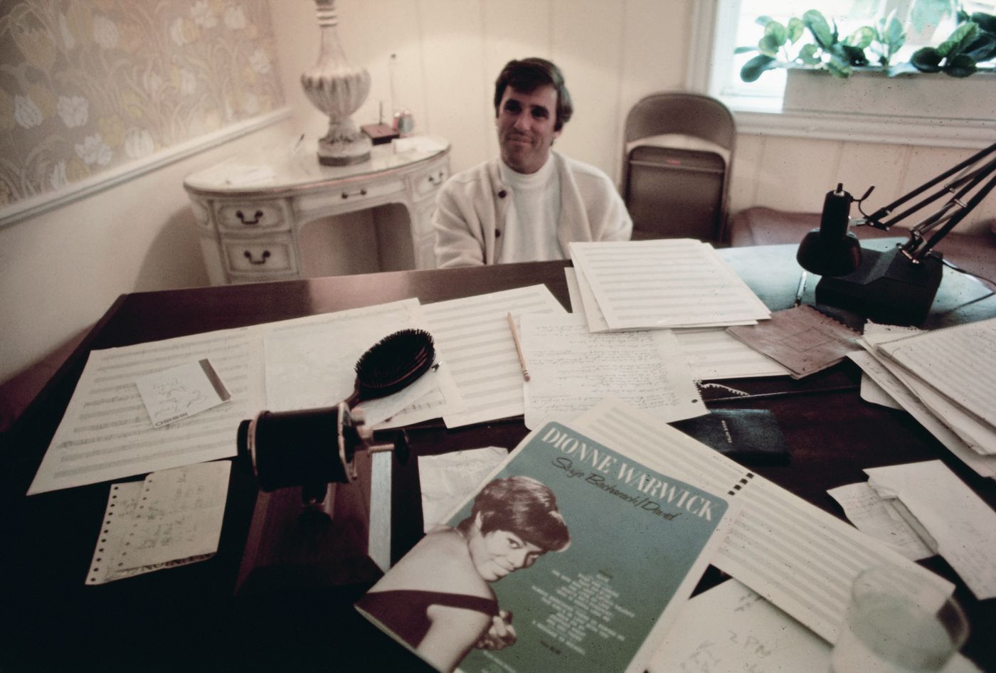 Burt Bacharach tocando el piano en su casa de Hollywood.