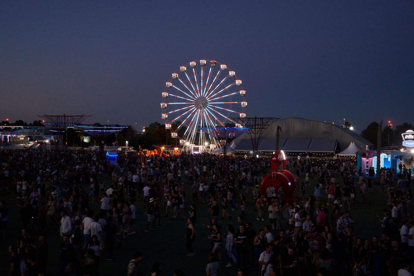 La icónica noria del festival.